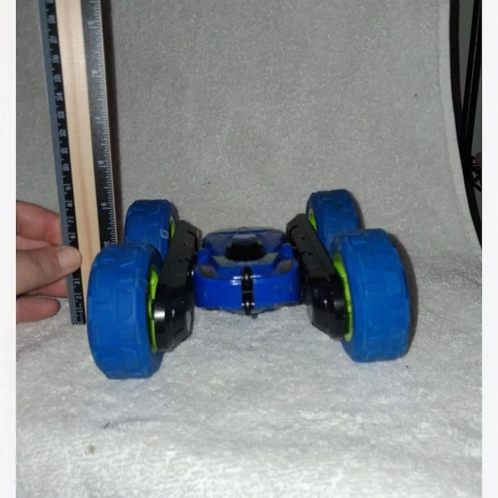 Threeking RC‎ Stunt Car Double-Sided 360° Flips Multi-Color Toy